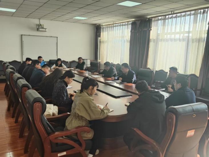 会议室里的人们
AI 生成的内容可能不正确。